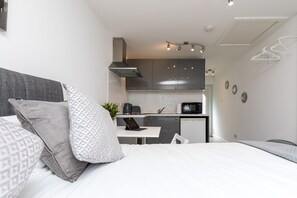 Departamento Confort, baño en la habitación, vista al jardín | 1 habitación