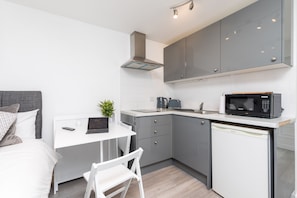 Departamento Confort, baño en la habitación, vista al jardín | Cocina privada