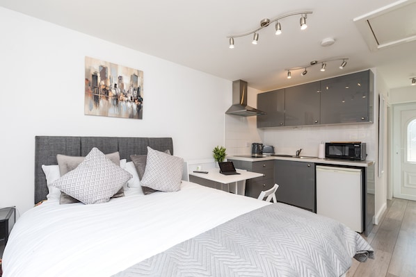 Departamento Confort, baño en la habitación, vista al jardín | Interior