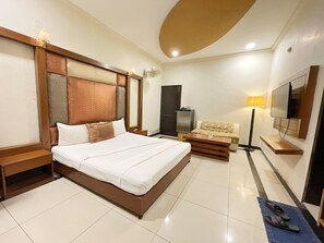 Frigobar, individualmente mobiliados, escrivaninha