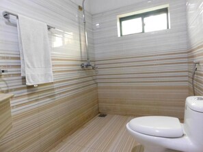 Quarto casal luxo | Banheiro | Chuveiro, chuveiro com efeito de chuva, produtos de toalete grátis 