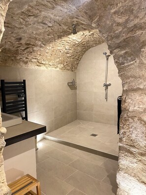 Douche, sèche-cheveux, serviettes fournies, savon