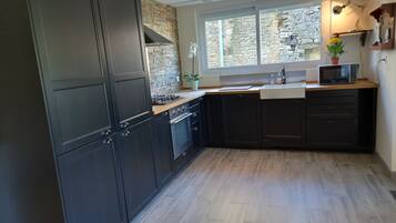 Comfort huis, 3 slaapkamers, terras, uitzicht op tuin | Privékeuken | Een microgolfoven, een oven, een kookplaat, een vaatwasser