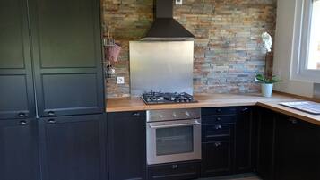 Comfort House, 3 Bedrooms, Terrace, Garden View | Private kitchen | Microwave, oven, stovetop, dishwasher