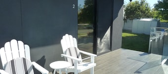 Opposite Beaches - Short Walk to Shops & Eateries