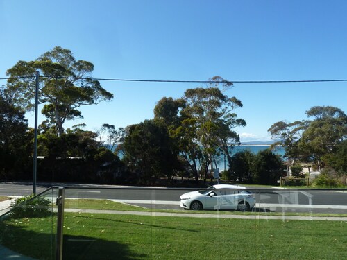 Opposite Beaches - Short Walk to Shops & Eateries