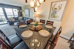 Dining - Beachfront condo with balcony & hot tub (Myrtle Beach)