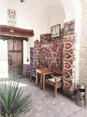 تناول الطعام بالخارج