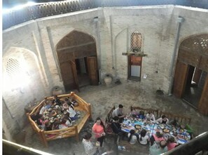 Outdoor dining - MEKHTAR AMBAR Caravan Sarai XIX (Buxoro)