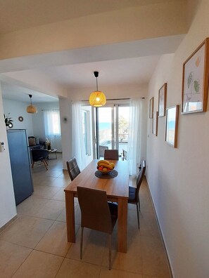 Dining - Apartment Sunflower - Two bedroom apartment with Terrace and Sea View (Supetar)