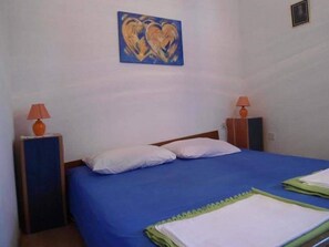 2 bedrooms, iron/ironing board, internet, bed sheets