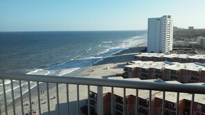 On the beach - Ocean view studio unit that sleeps 4. (Myrtle Beach)