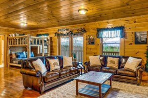 Smart TV, fireplace, foosball - 🏔🏔 180° Views 🏔🏔 ❸Decks ❸Masters ❷Game R♨Hot T (Sevierville)