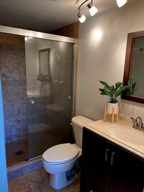 Bañera con ducha, toallas
