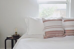 2 habitaciones, escritorio, tabla de planchar con plancha y wifi gratis 