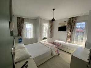 Familie driepersoonskamer | Een bureau, een laptopwerkplek, gratis wifi, beddengoed