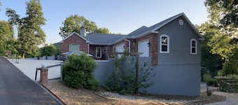 Stunning Highlands Golf Course Home Overlooking 3rd Green Minutes from OZ Trails
