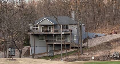 Stunning Highlands Golf Course Home Overlooking 3rd Green Minutes from OZ Trails
