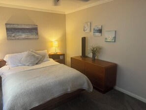 1 bedroom, iron/ironing board, free WiFi, bed sheets - Here the Ocean Crash!!! Truly a stones throw to the beach! (San Diego)