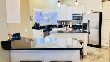 Køleskab, mikrobølgeovn, ovn, kogeplade