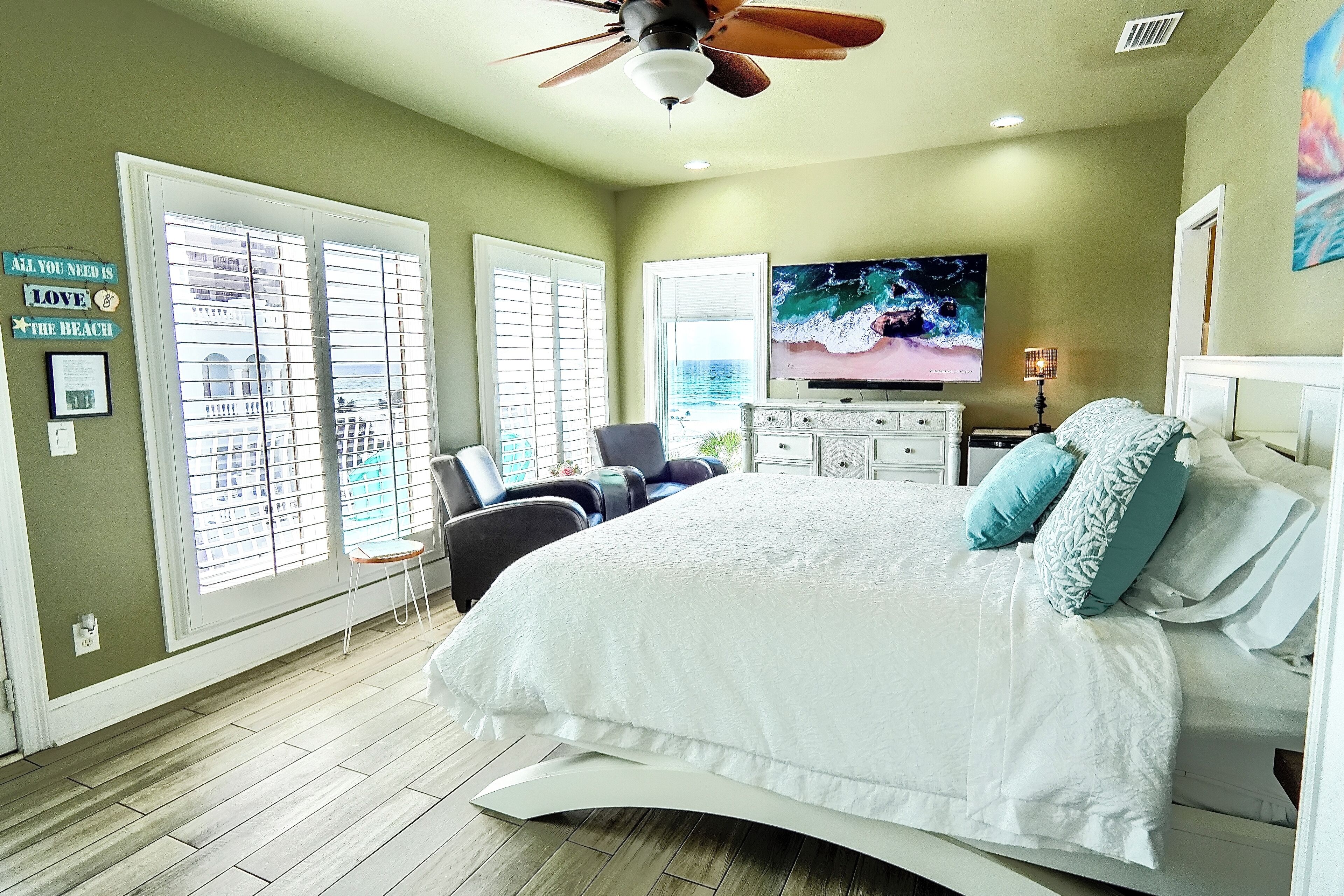 7 soveværelser, pengeskab på værelset, skrivebord, strygejern/strygebræt