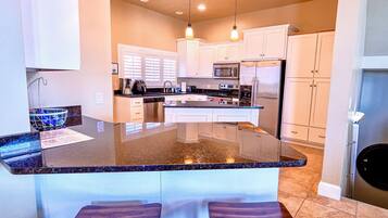 Køleskab, mikrobølgeovn, ovn, kogeplade