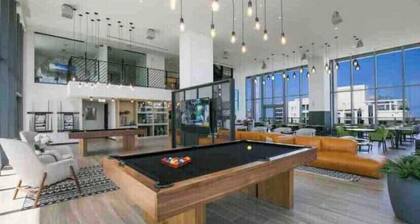 Beautiful Luxury High Rise 2BR Downtown Amazing Views 9Min Away From Airport !!