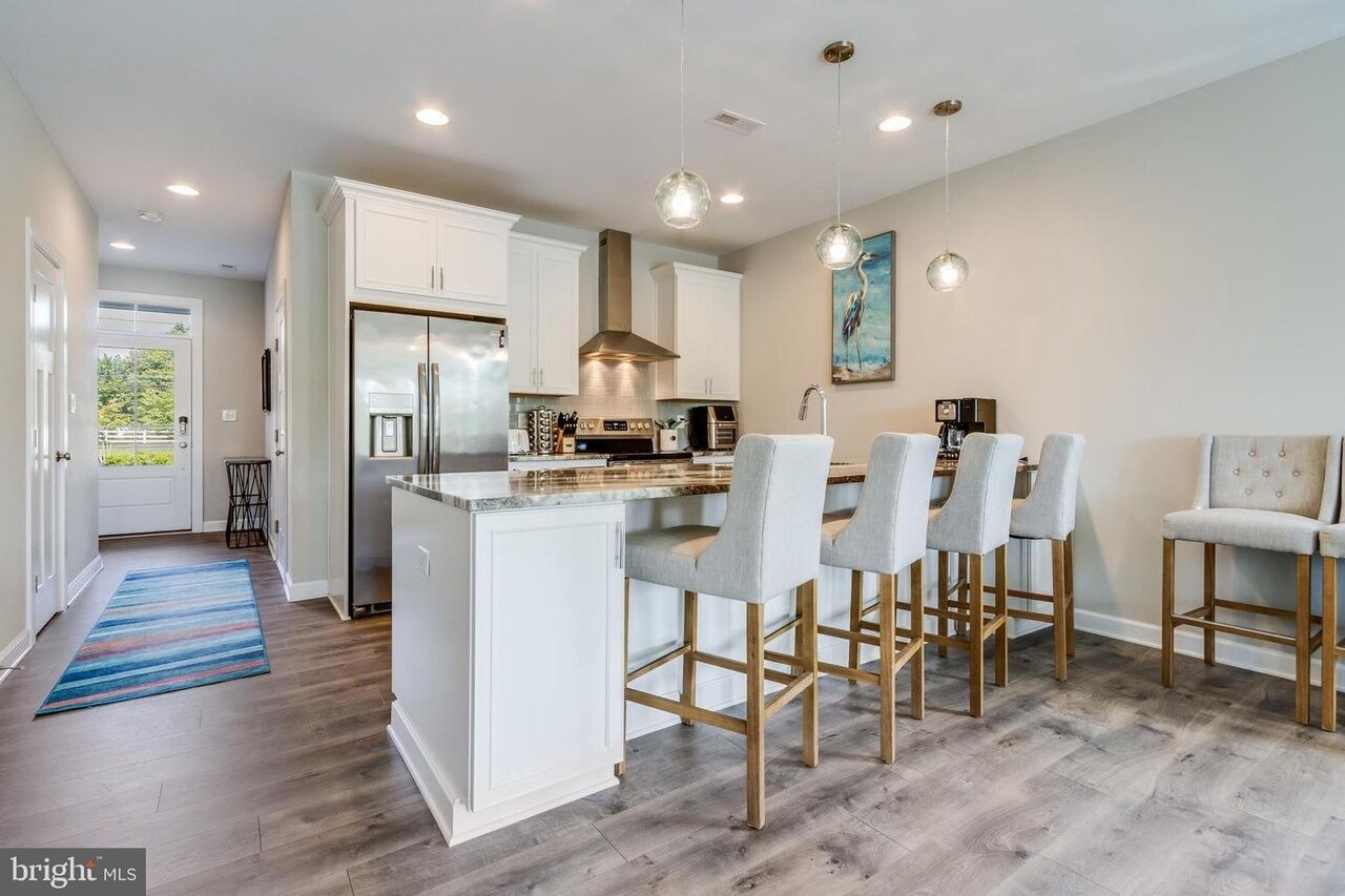 New Luxury End Unit Townhouse has Balcony, Rooftop Terrace, Pool,  Grill