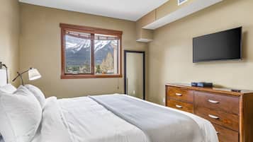2 habitaciones, escritorio y tabla de planchar con plancha