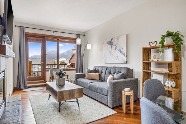 تلفزيون ذكي، مدفأة، وحدة تحكم لألعاب الفيديو