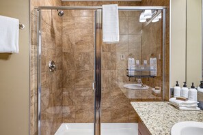 Ensemble douche/baignoire, articles de toilette gratuits, sèche-cheveux