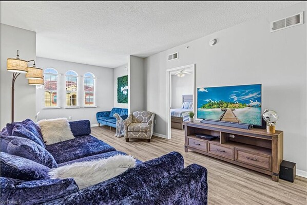 Smart-tv, ett bordtennisbord och böcker