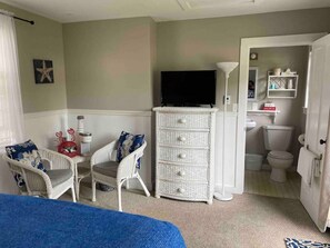1 habitación, tabla de planchar con plancha y cuna de viaje 