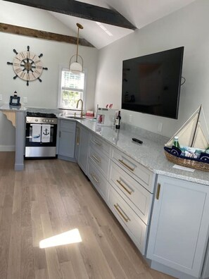 Microwave, oven, stovetop, coffee/tea maker - Endless Summer Unit - #3 (Harwich)