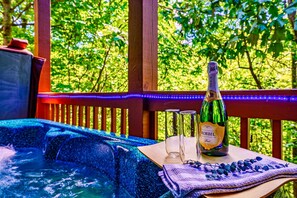 Outdoor spa tub - Summer Break Trip: Pool Tbl,HotTub,MinsToDollywood (Sevierville)