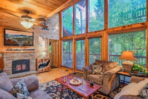 Smart TV, video games - Winter Bliss Getaway| Pool Table,Fireplace,Hot Tub (Sevierville)