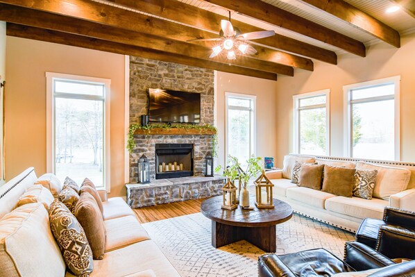 Een smart-tv, een open haard en boeken