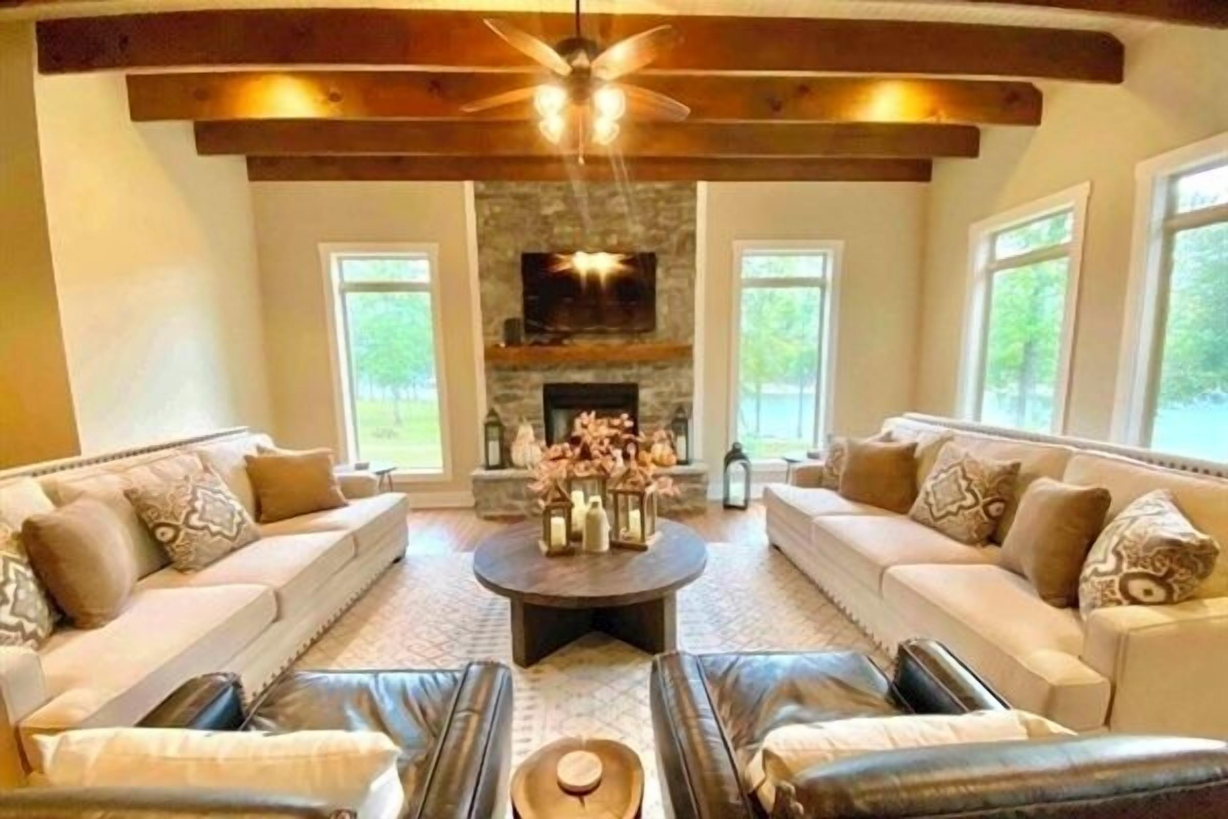 Smart TV, chimenea y libros 