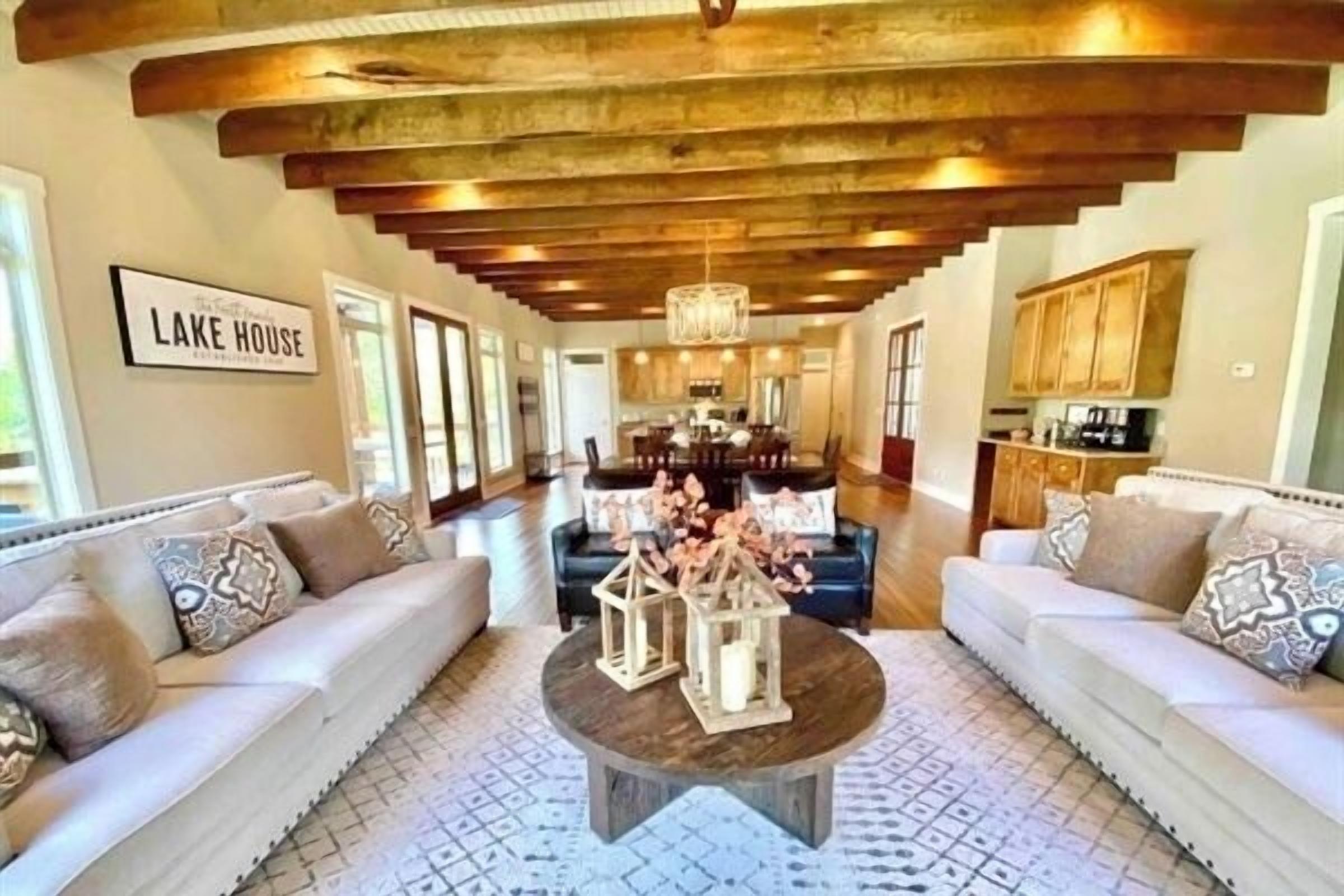 Smart TV, chimenea y libros 