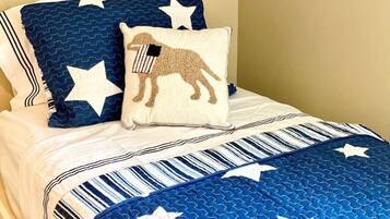 4 sovrum, skrivbord, strykjärn/strykbräda och resesäng