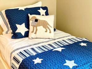 4 slaapkamers, een bureau, een strijkplank/strijkijzer, reisbedje