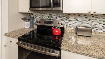 Een koelkast, een microgolfoven, een oven, een kookplaat