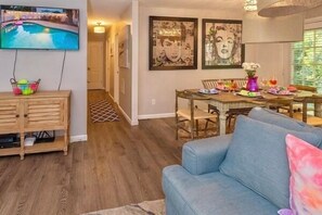 Televisor intel·ligent, reproductor de DVD i llibres 