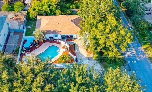 Magic Beach Hideaway! Private Pool, Close to Beach