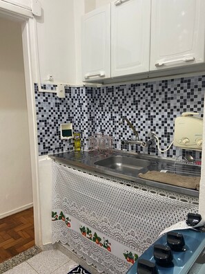 Micro-ondas, cafeteira/chaleira, talheres/pratos/utensílios de cozinha