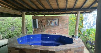 Beautiful vacation/country home with Jacuzzi Birdwatchers paradise. Stargazing