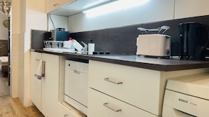 Kühlschrank, Mikrowelle, Herdplatte, Geschirrspüler