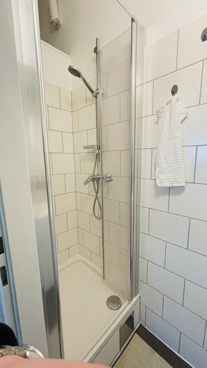 Douche, séchoir à cheveux, serviettes fournies, savon