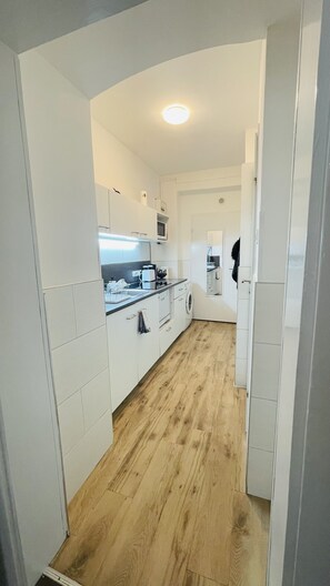 Kühlschrank, Mikrowelle, Herdplatte, Geschirrspüler