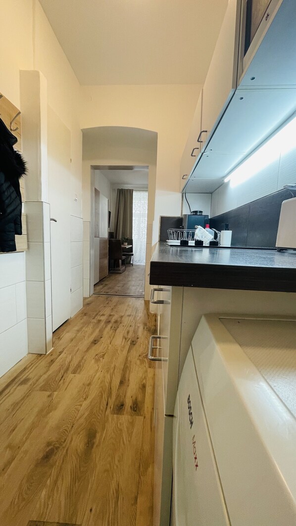 Kühlschrank, Mikrowelle, Herdplatte, Geschirrspüler